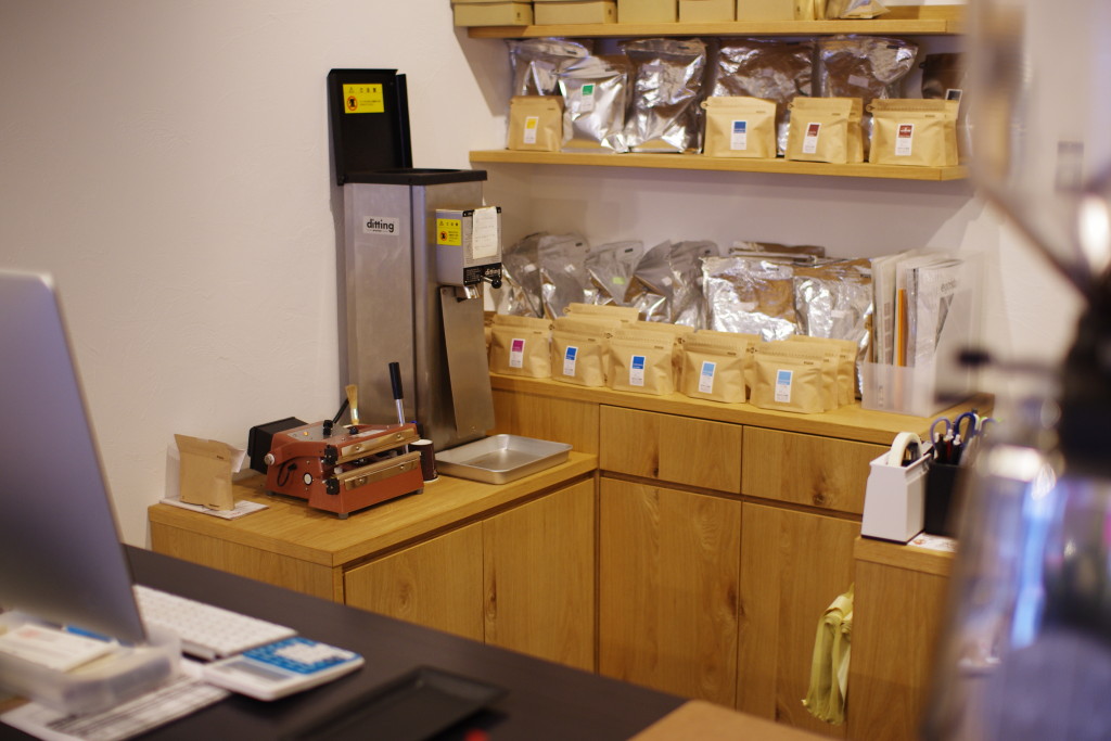 title: SHOP|ADACHI COFFEE | Page No,26 | No.5 | sync-furniture | 株式会社 SYNC | 福岡県 家具工房 | オーダーメイドキッチン