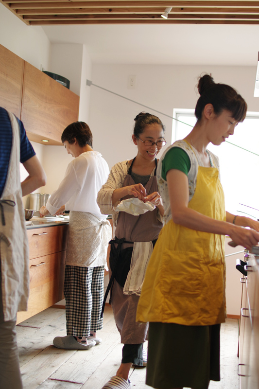 title: food+ “料理教室”｜2015.7.23 | Page No,41 | No.4 | sync-furniture | 株式会社 SYNC | 福岡県 家具工房 | オーダーメイドキッチン