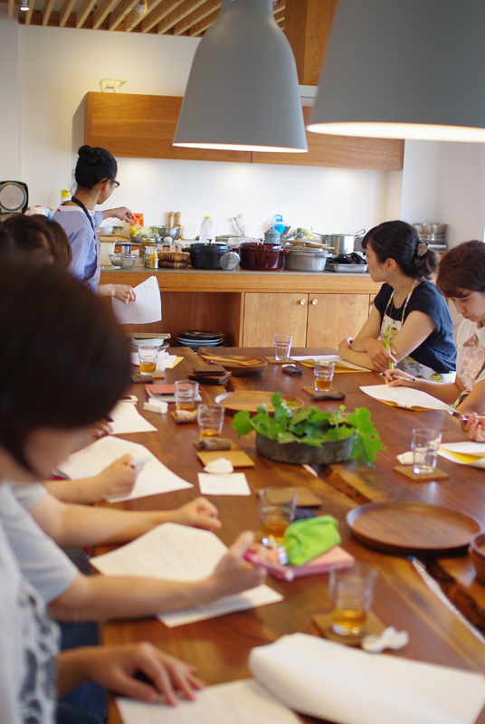 title: food+ “料理教室”|2015.8.19 | Page No,50 | No.2 | sync-furniture | 株式会社 SYNC | 福岡県 家具工房 | オーダーメイドキッチン