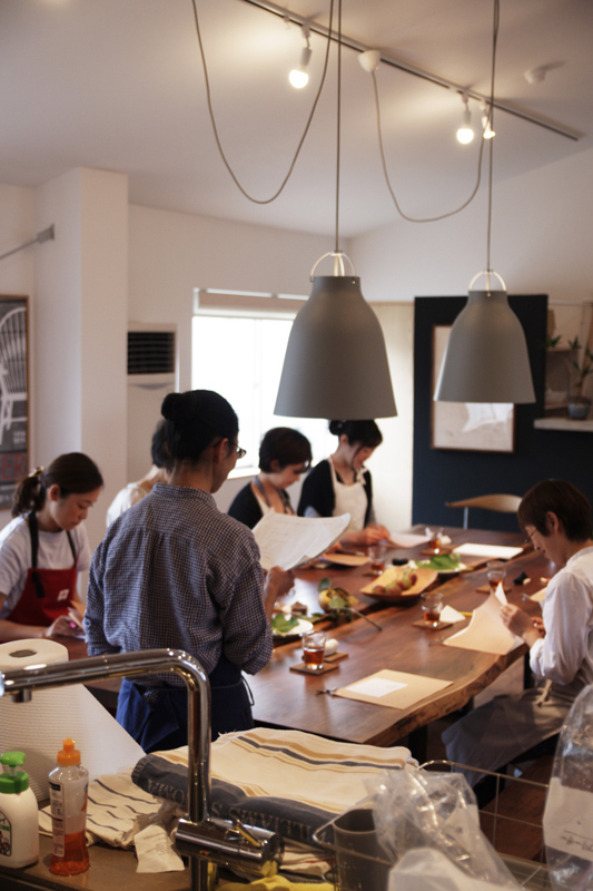 title: food+ “料理教室”|2015.9.30 | Page No,58 | No.1 | sync-furniture | 株式会社 SYNC | 福岡県 家具工房 | オーダーメイドキッチン