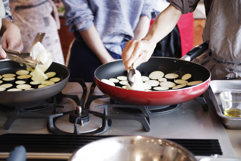title: food+ “料理教室”|2015.9.30 | Page No,58 | No.7 | sync-furniture | 株式会社 SYNC | 福岡県 家具工房 | オーダーメイドキッチン