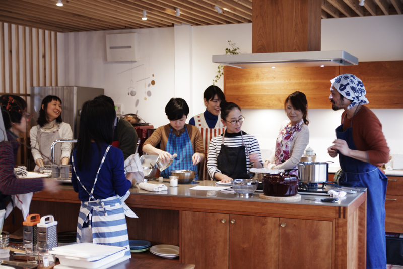 title: food+ “料理教室”｜2015.12 | Page No,80 | No.3 | sync-furniture | 株式会社 SYNC | 福岡県 家具工房 | オーダーメイドキッチン