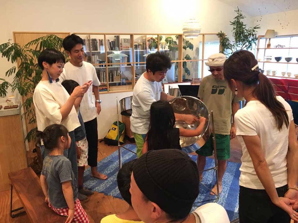 title: スティールパン LIVE 土生”Tico”剛 from リトルテンポ｜2017.8.11 | Page No,147 | No.2 | sync-furniture | 株式会社 SYNC | 福岡県 家具工房 | オーダーメイドキッチン