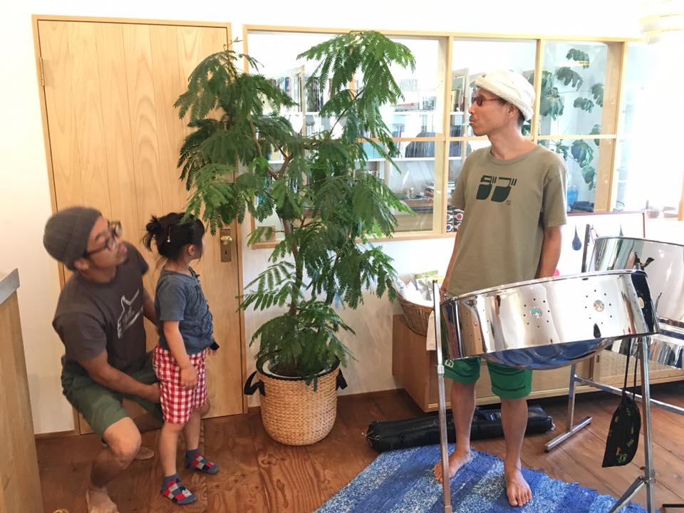 title: スティールパン LIVE 土生”Tico”剛 from リトルテンポ｜2017.8.11 | Page No,147 | No.1 | sync-furniture | 株式会社 SYNC | 福岡県 家具工房 | オーダーメイドキッチン