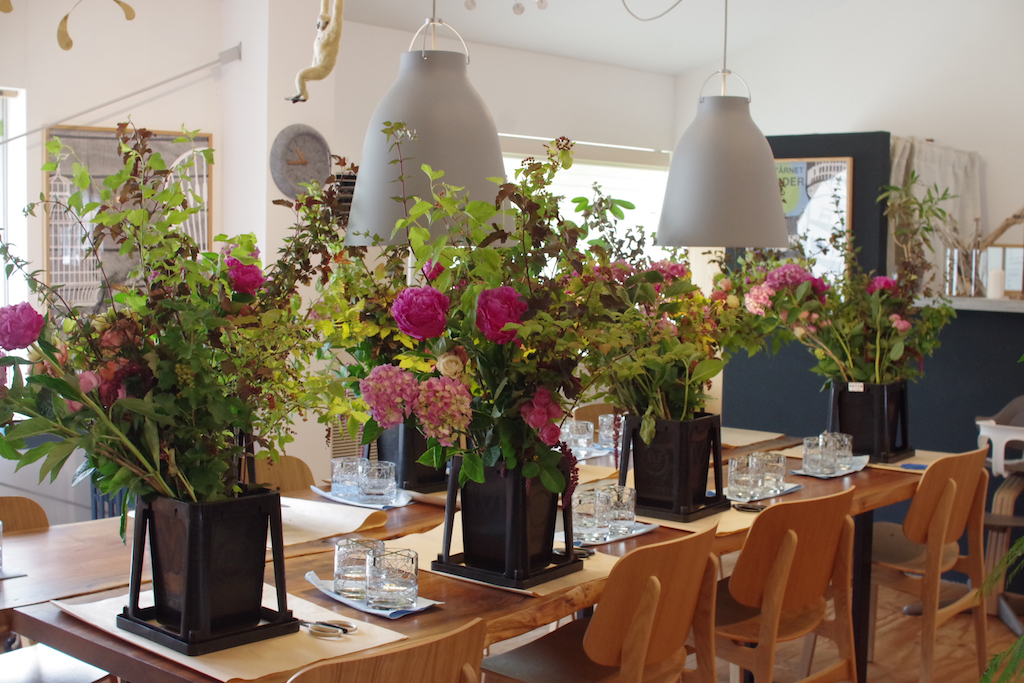 title: HANA.BI “お庭を家の中で楽しむ、投げ入れワークショップ”｜2019.6.6 | Page No,295 | No.1 | sync-furniture | 株式会社 SYNC | 福岡県 家具工房 | オーダーメイドキッチン