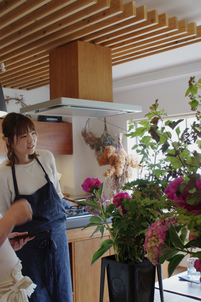 title: HANA.BI “お庭を家の中で楽しむ、投げ入れワークショップ”｜2019.6.6 | Page No,295 | No.4 | sync-furniture | 株式会社 SYNC | 福岡県 家具工房 | オーダーメイドキッチン