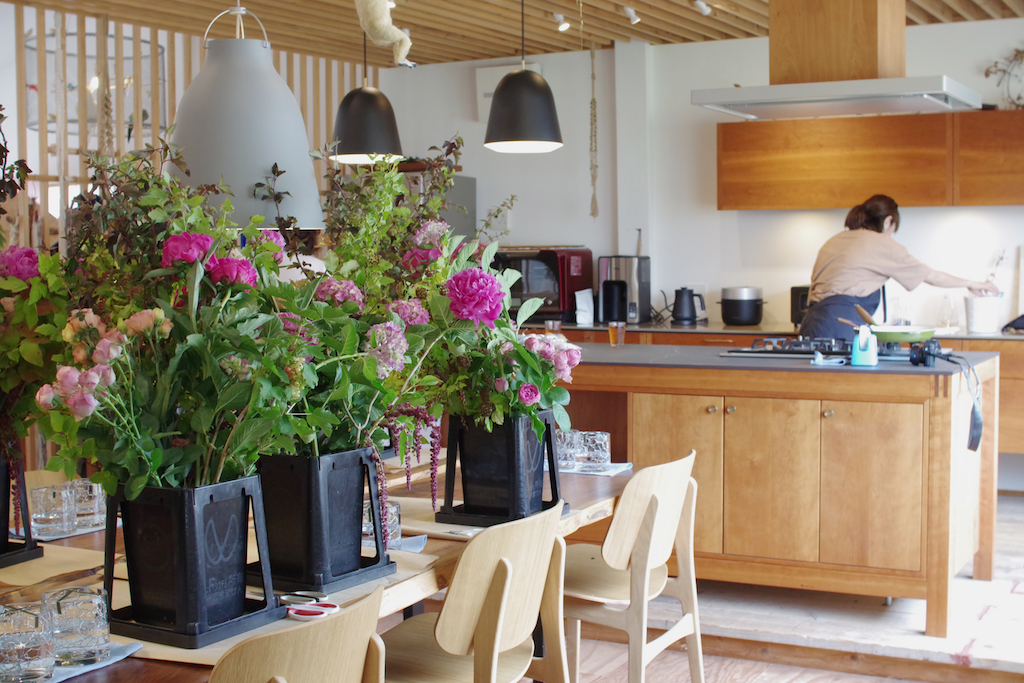 title: HANA.BI “お庭を家の中で楽しむ、投げ入れワークショップ”｜2019.6.6 | Page No,295 | No.2 | sync-furniture | 株式会社 SYNC | 福岡県 家具工房 | オーダーメイドキッチン