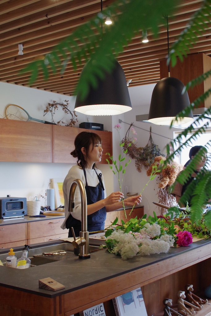 title: HANA.BI “お庭を家の中で楽しむ、投げ入れワークショップ”｜2019.6.6 | Page No,295 | No.5 | sync-furniture | 株式会社 SYNC | 福岡県 家具工房 | オーダーメイドキッチン