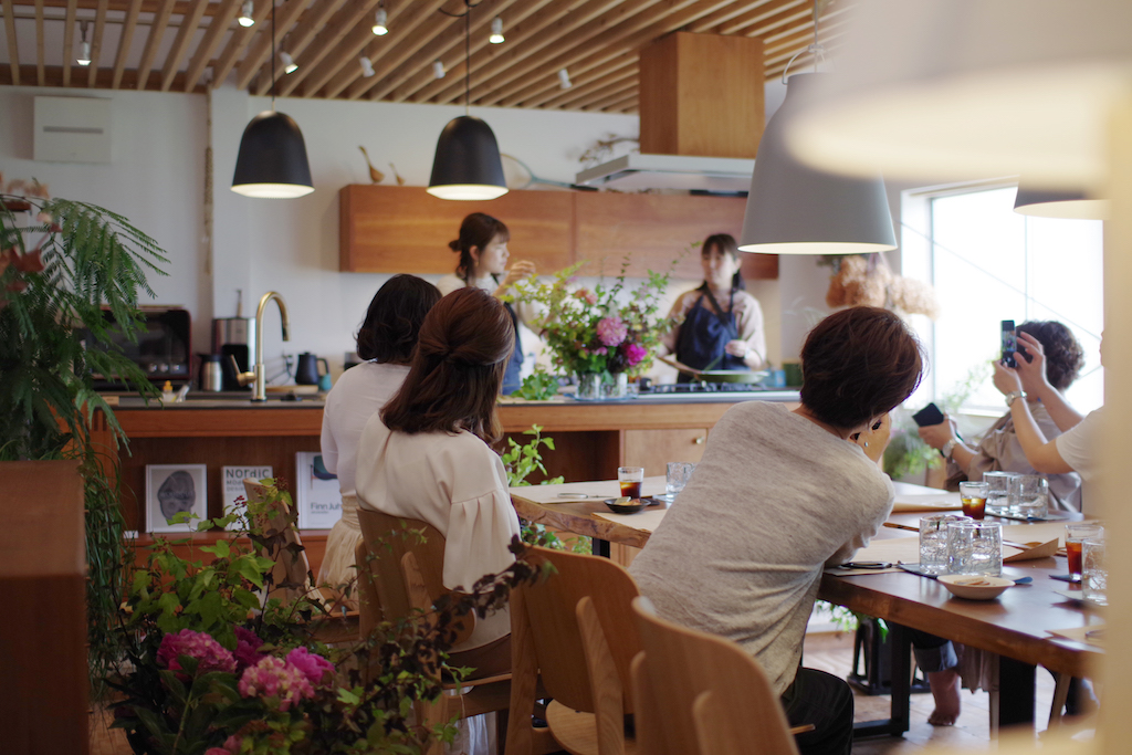 title: HANA.BI “お庭を家の中で楽しむ、投げ入れワークショップ”｜2019.6.6 | Page No,295 | No.6 | sync-furniture | 株式会社 SYNC | 福岡県 家具工房 | オーダーメイドキッチン