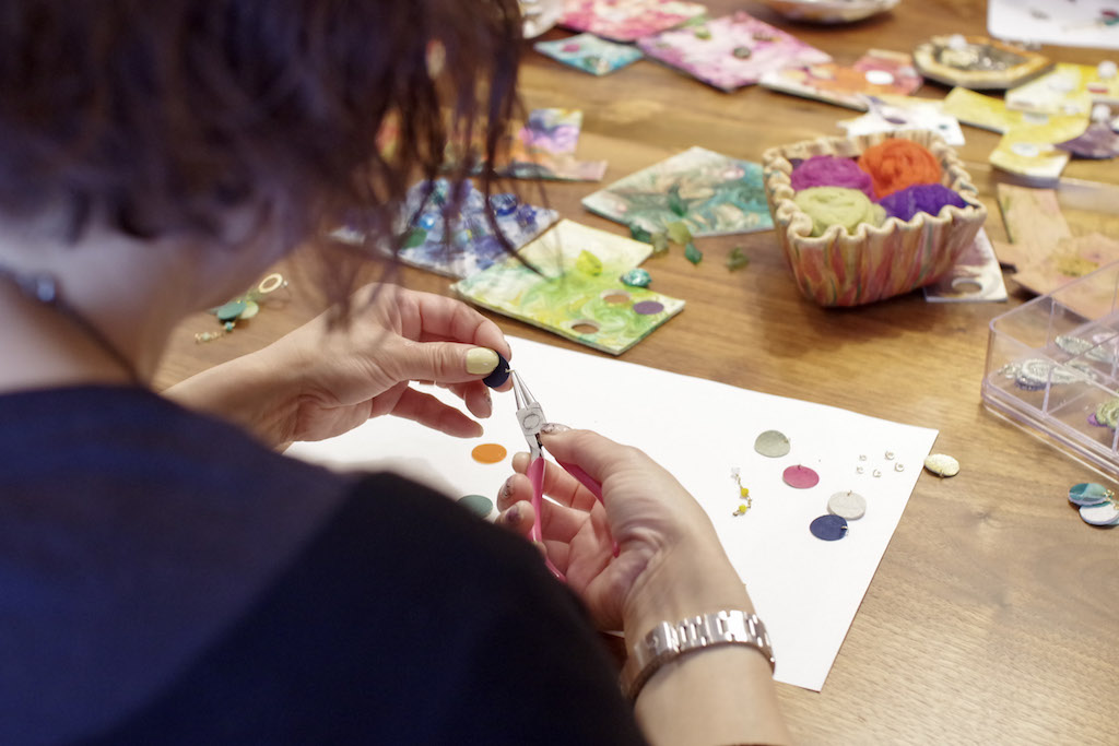 title: 手染めレースとマーブルレザーのアクセサリー作り｜2019.7.3 | Page No,303 | No.10 | sync-furniture | 株式会社 SYNC | 福岡県 家具工房 | オーダーメイドキッチン