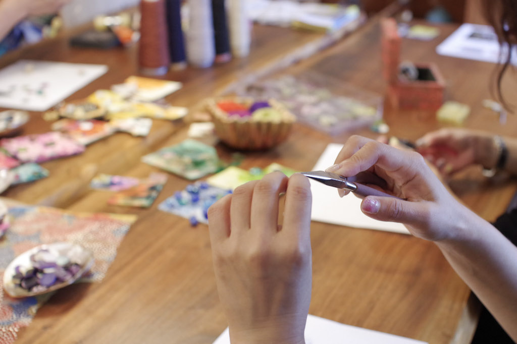 title: 手染めレースとマーブルレザーのアクセサリー作り｜2019.7.3 | Page No,303 | No.8 | sync-furniture | 株式会社 SYNC | 福岡県 家具工房 | オーダーメイドキッチン