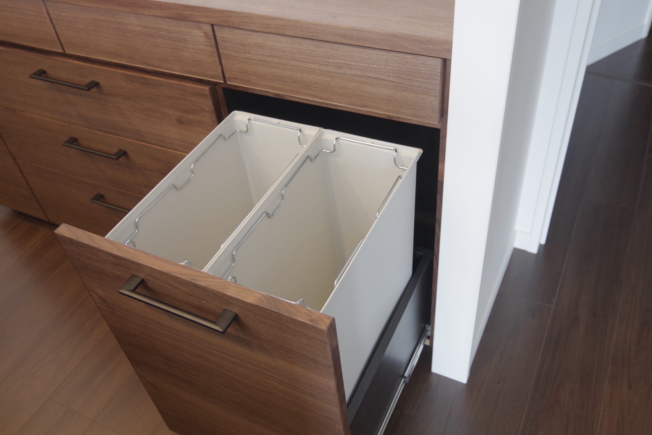 title: 07.31｜キッチンのゴミ箱どうしてる？ | Page No,593 | No.1 | sync-furniture | 株式会社 SYNC | 福岡県 家具工房 | オーダーメイドキッチン