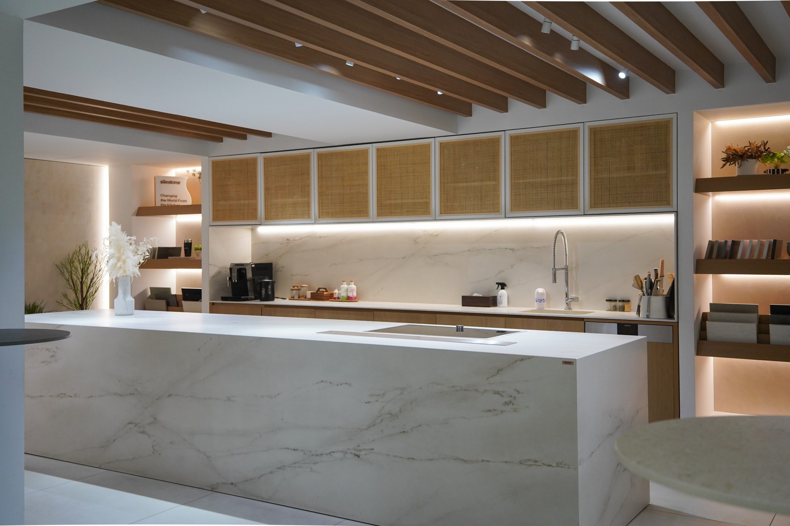 title: 12.10｜コセンティーノシティ東京の訪問 | Page No,632 | No.12 | sync-furniture | 株式会社 SYNC | 福岡県 家具工房 | オーダーメイドキッチン