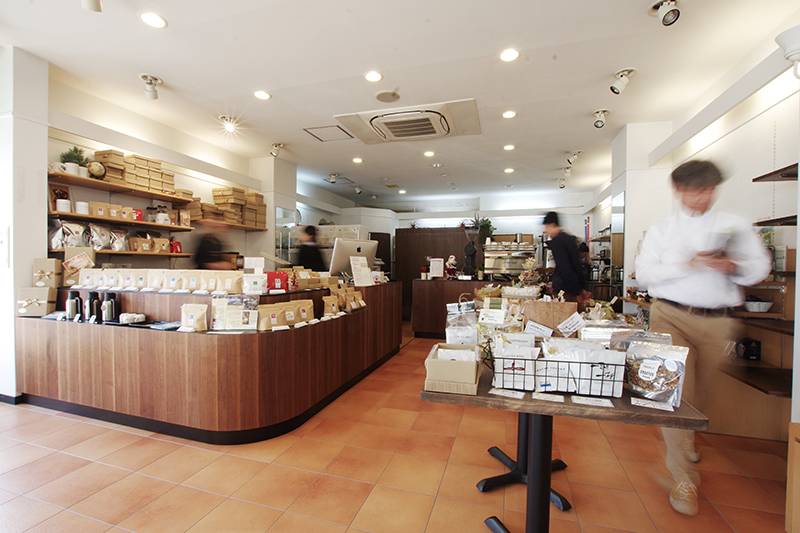 title: SHOP｜あだち珈琲  大川店 | Page No,108 | No.1 | sync-furniture | 株式会社 SYNC | 福岡県 家具工房 | オーダーメイドキッチン