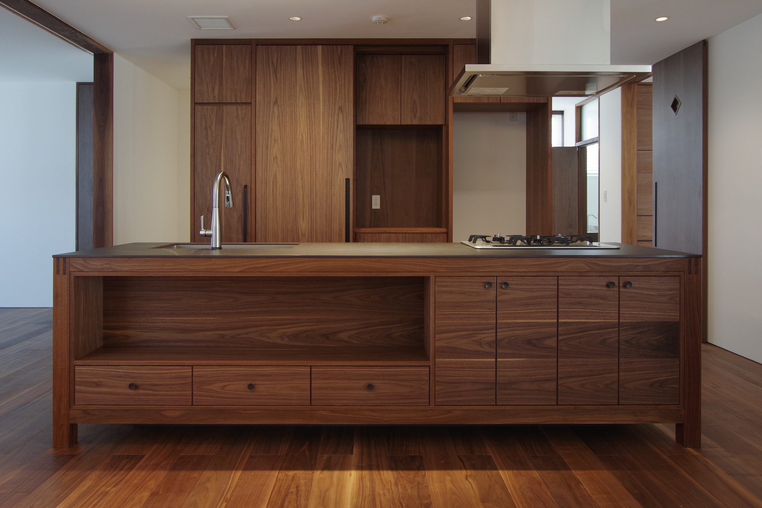 title: オーダーキッチンのゴミ箱スペース | Page No,300 | No.15 | sync-furniture | 株式会社 SYNC | 福岡県 家具工房 | オーダーメイドキッチン