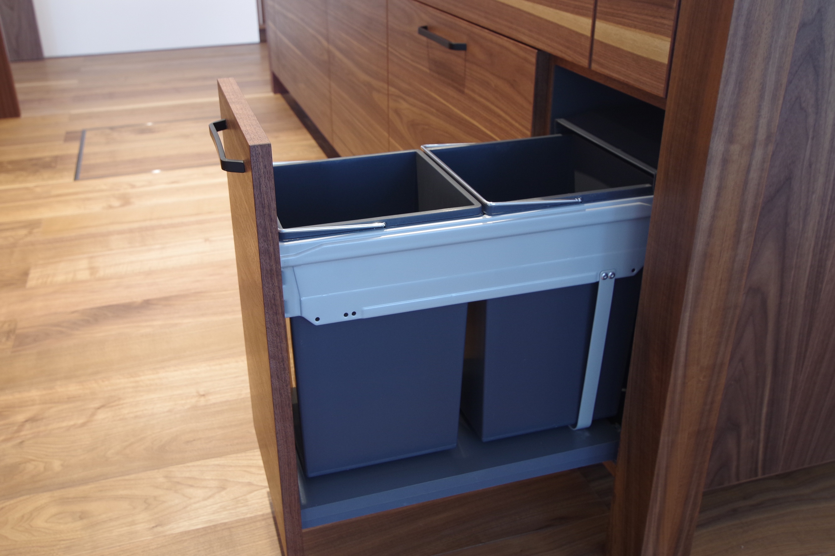 title: オーダーキッチンのゴミ箱スペース | Page No,300 | No.16 | sync-furniture | 株式会社 SYNC | 福岡県 家具工房 | オーダーメイドキッチン