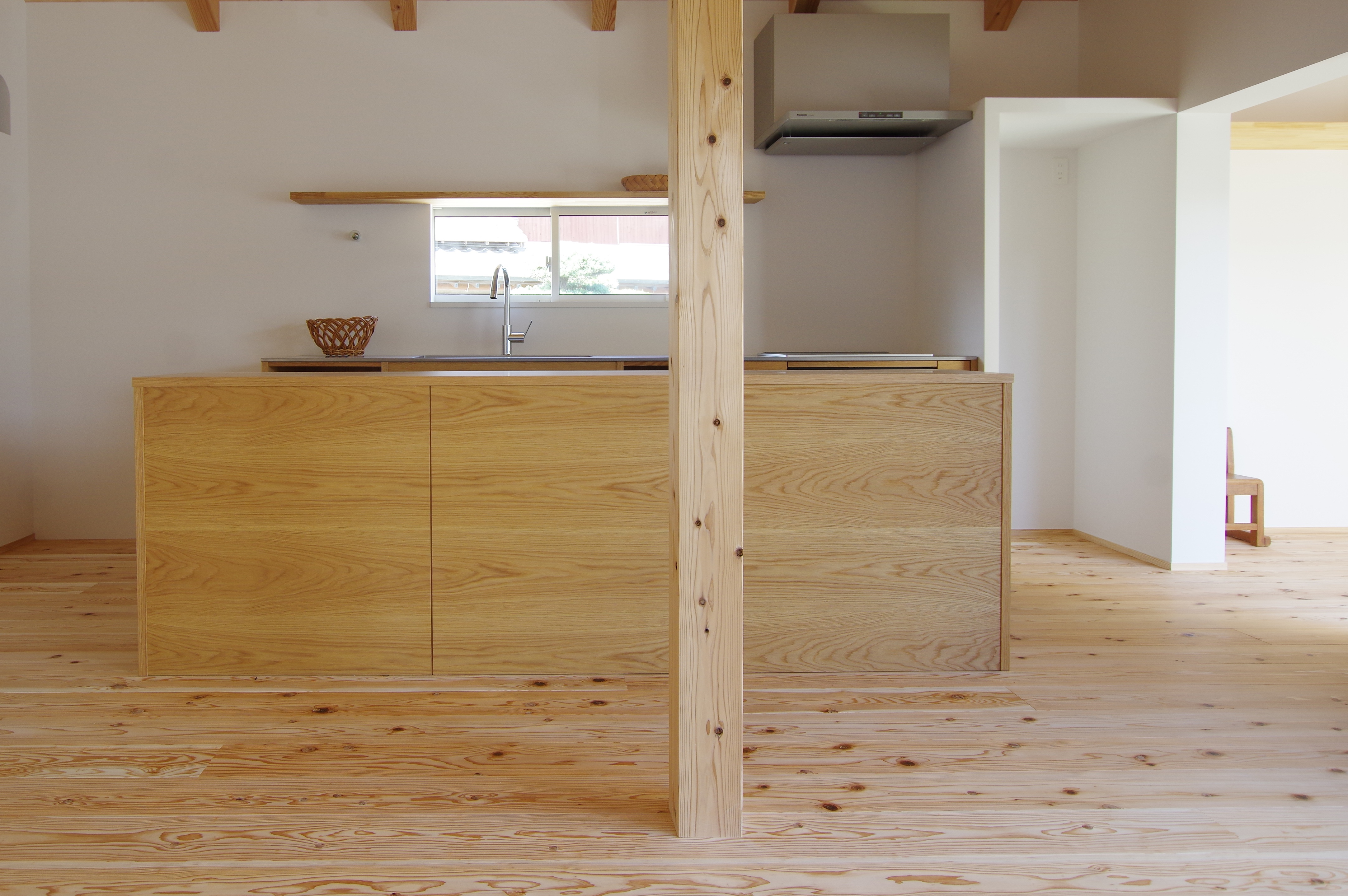 title: オーダーキッチンのゴミ箱スペース | Page No,300 | No.9 | sync-furniture | 株式会社 SYNC | 福岡県 家具工房 | オーダーメイドキッチン