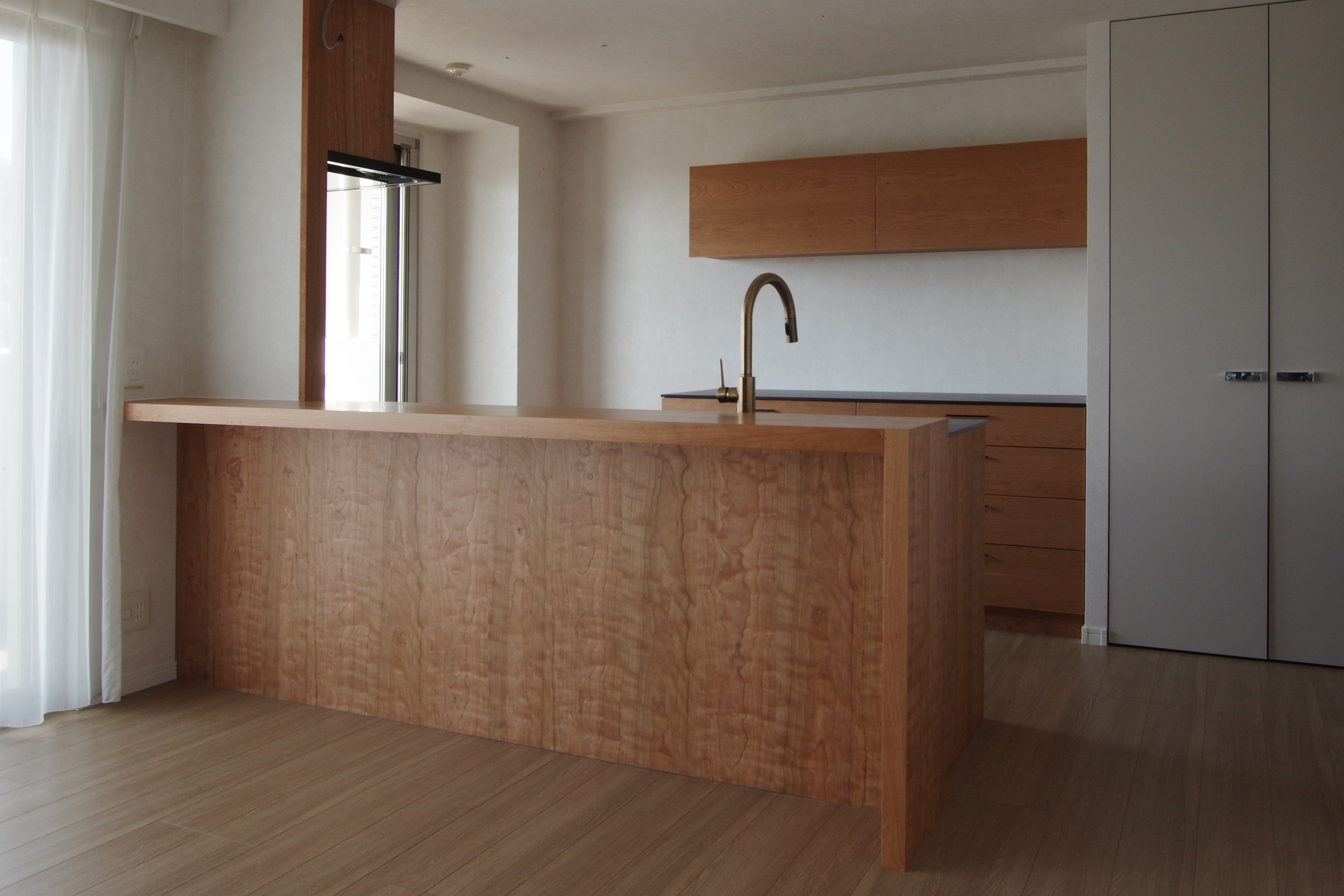 title: オーダーキッチンのゴミ箱スペース | Page No,300 | No.19 | sync-furniture | 株式会社 SYNC | 福岡県 家具工房 | オーダーメイドキッチン