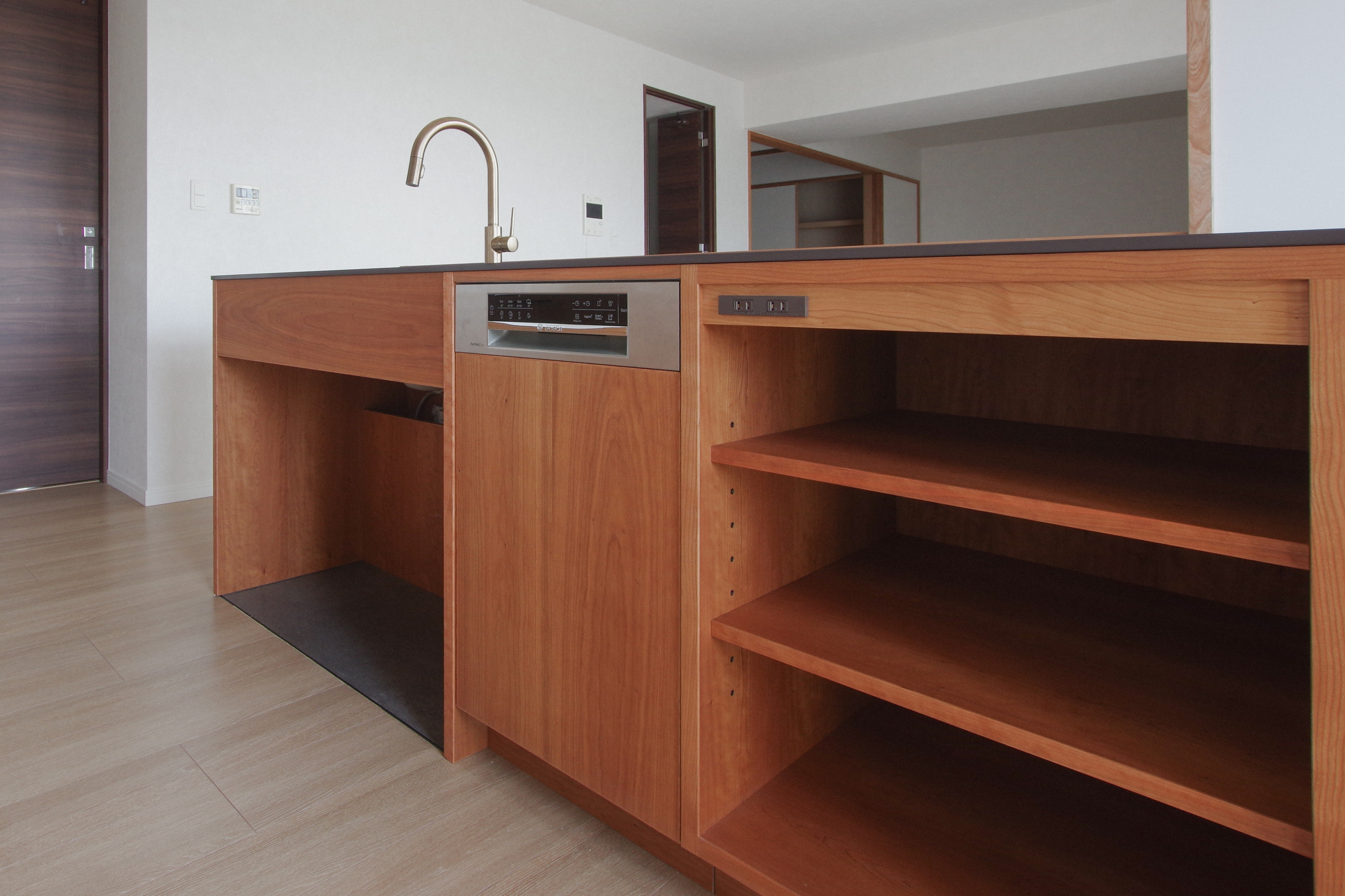 title: オーダーキッチンのゴミ箱スペース | Page No,300 | No.20 | sync-furniture | 株式会社 SYNC | 福岡県 家具工房 | オーダーメイドキッチン