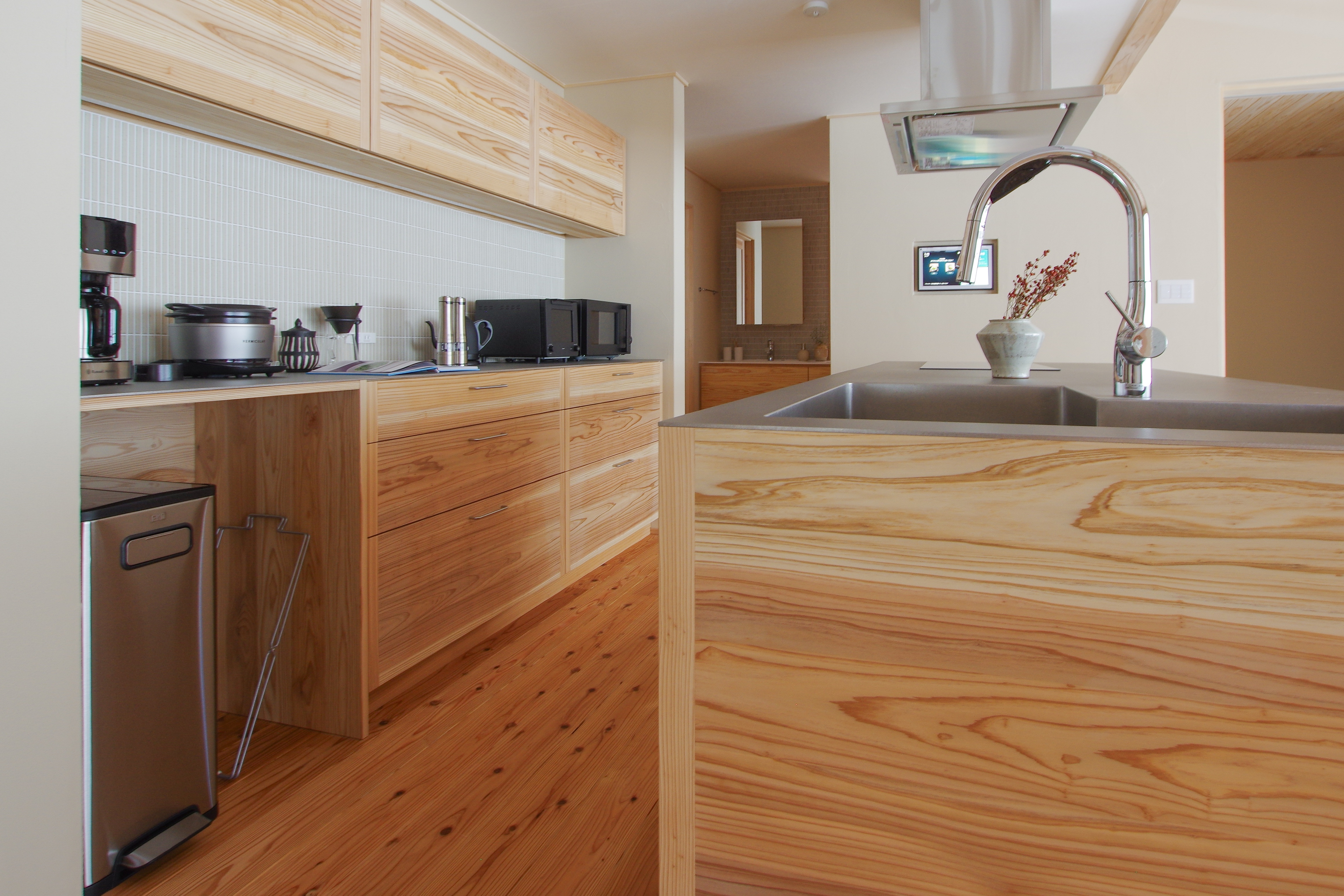 title: オーダーキッチンのゴミ箱スペース | Page No,300 | No.12 | sync-furniture | 株式会社 SYNC | 福岡県 家具工房 | オーダーメイドキッチン