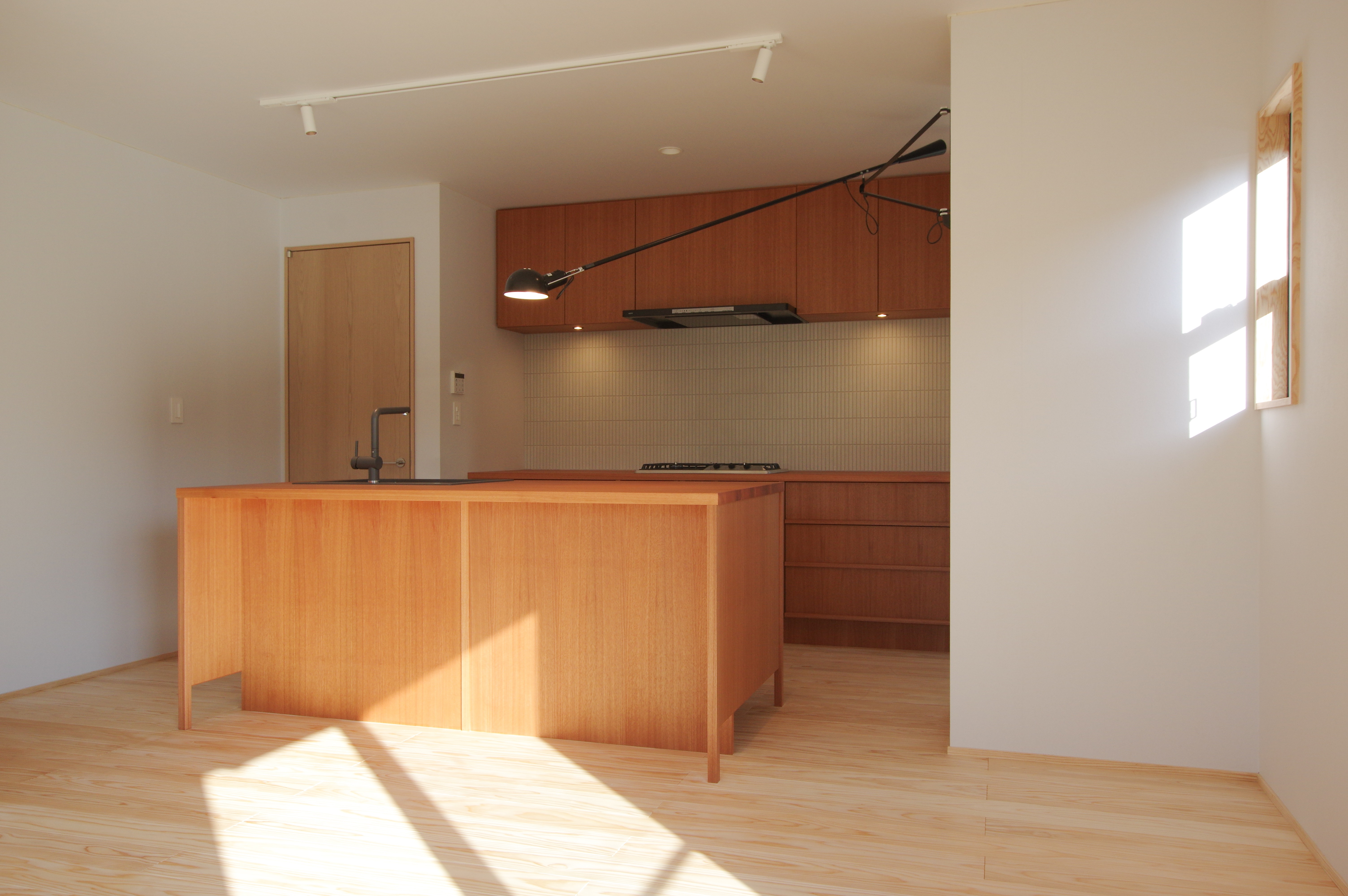 title: オーダーキッチンのゴミ箱スペース | Page No,300 | No.2 | sync-furniture | 株式会社 SYNC | 福岡県 家具工房 | オーダーメイドキッチン