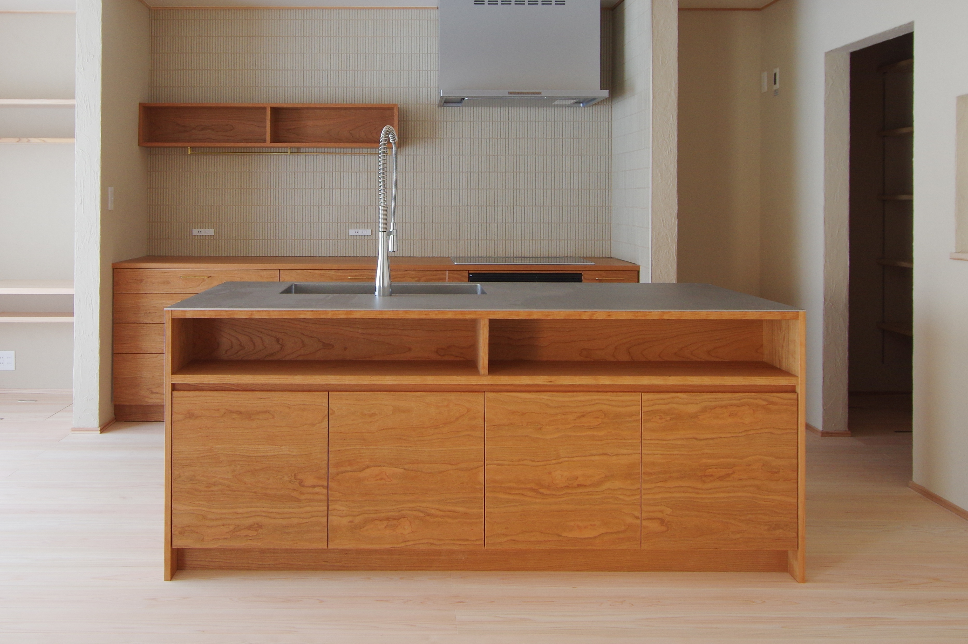 title: オーダーキッチンのゴミ箱スペース | Page No,300 | No.6 | sync-furniture | 株式会社 SYNC | 福岡県 家具工房 | オーダーメイドキッチン