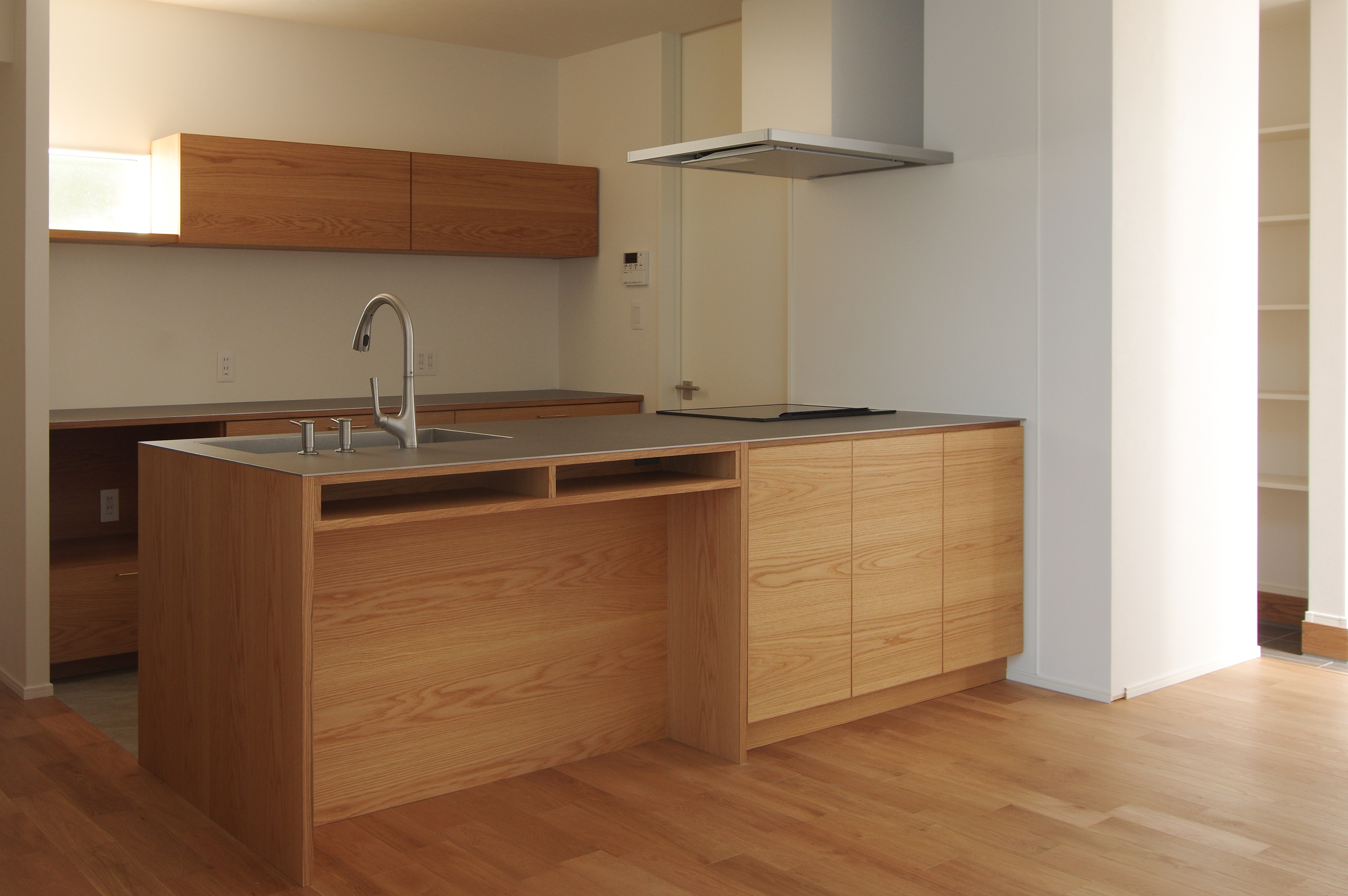 title: オーダーキッチンのゴミ箱スペース | Page No,300 | No.4 | sync-furniture | 株式会社 SYNC | 福岡県 家具工房 | オーダーメイドキッチン