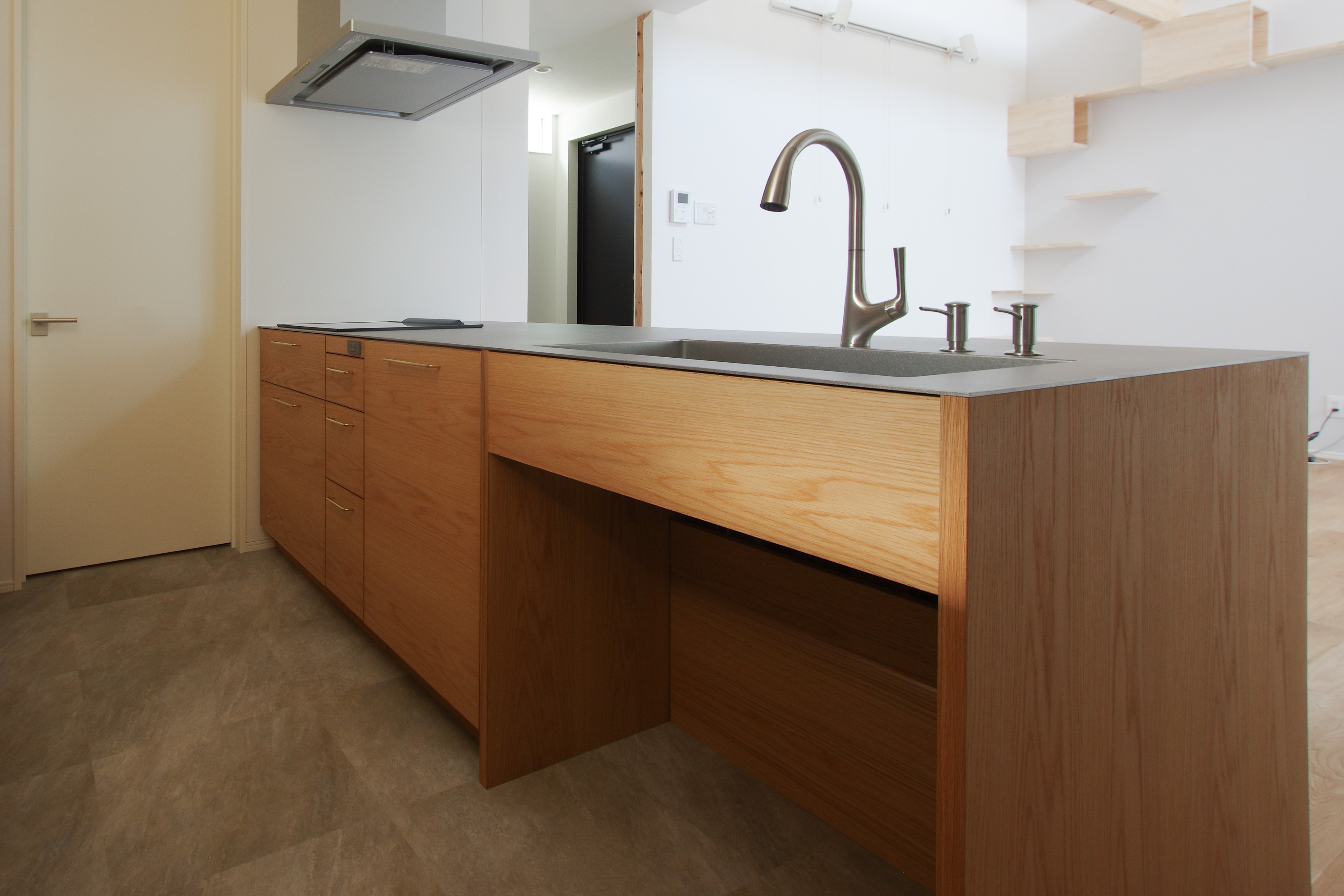 title: オーダーキッチンのゴミ箱スペース | Page No,300 | No.5 | sync-furniture | 株式会社 SYNC | 福岡県 家具工房 | オーダーメイドキッチン